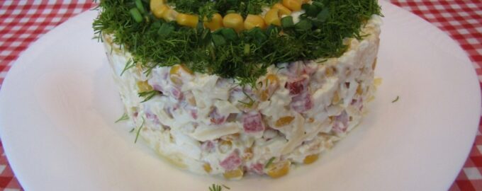 Салат с копченой колбасой и кукурузой