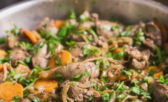 Куриная печень с луком и морковью