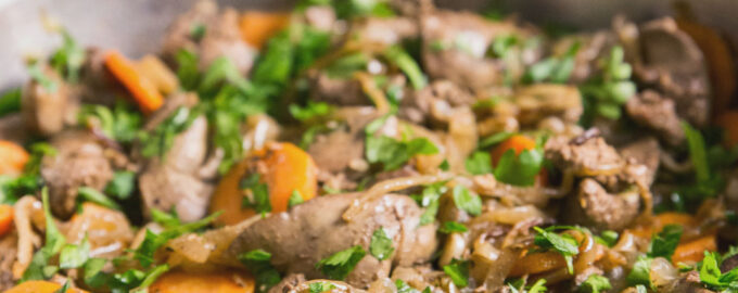 Куриная печень с луком и морковью