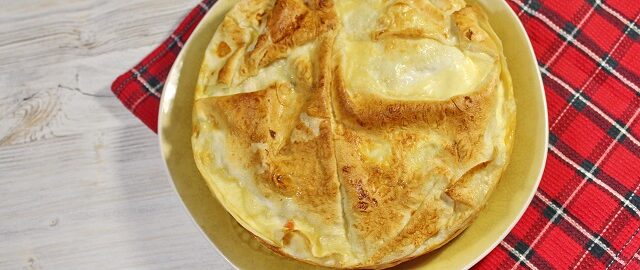 Быстрый пирог из лаваша с начинкой из куриной грудки и овощей
