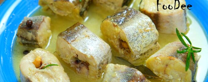 Нежный и вкусный минтай на сковороде с луком рыба тает во рту
