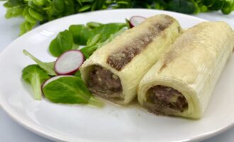 Фаршированный лук-порей курицей