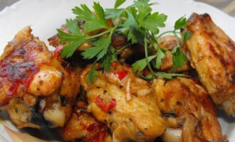 Куриные крылышки с чесноком