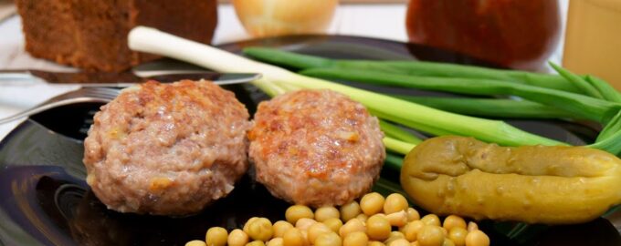 Вкусные и сочные котлеты из домашнего фарша!