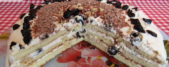Торт на сгущенке со сметанным кремом и черносливом