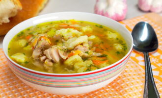 Куриный суп с клецками и укропом