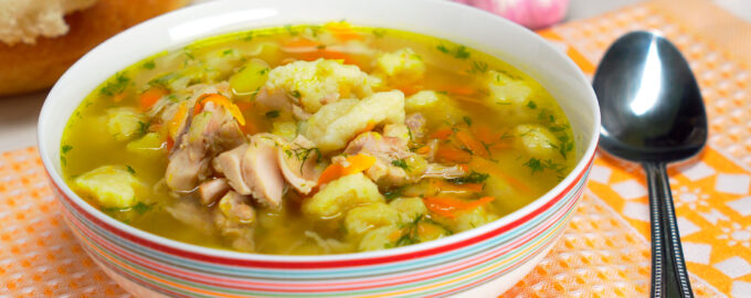 Куриный суп с клецками и укропом