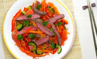Корейский салат с говядиной и овощами