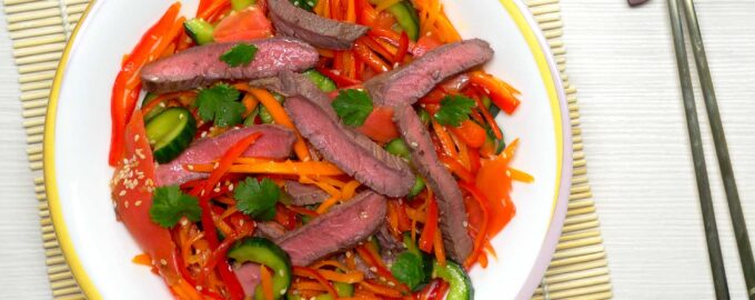 Корейский салат с говядиной и овощами
