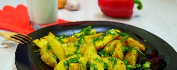 Запеченный картофель с корочкой под соусом!