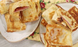 Закрытая мини-пицца с колбасой и сыром за 15 минут. Быстрые пирожки на кефире без хлопот
