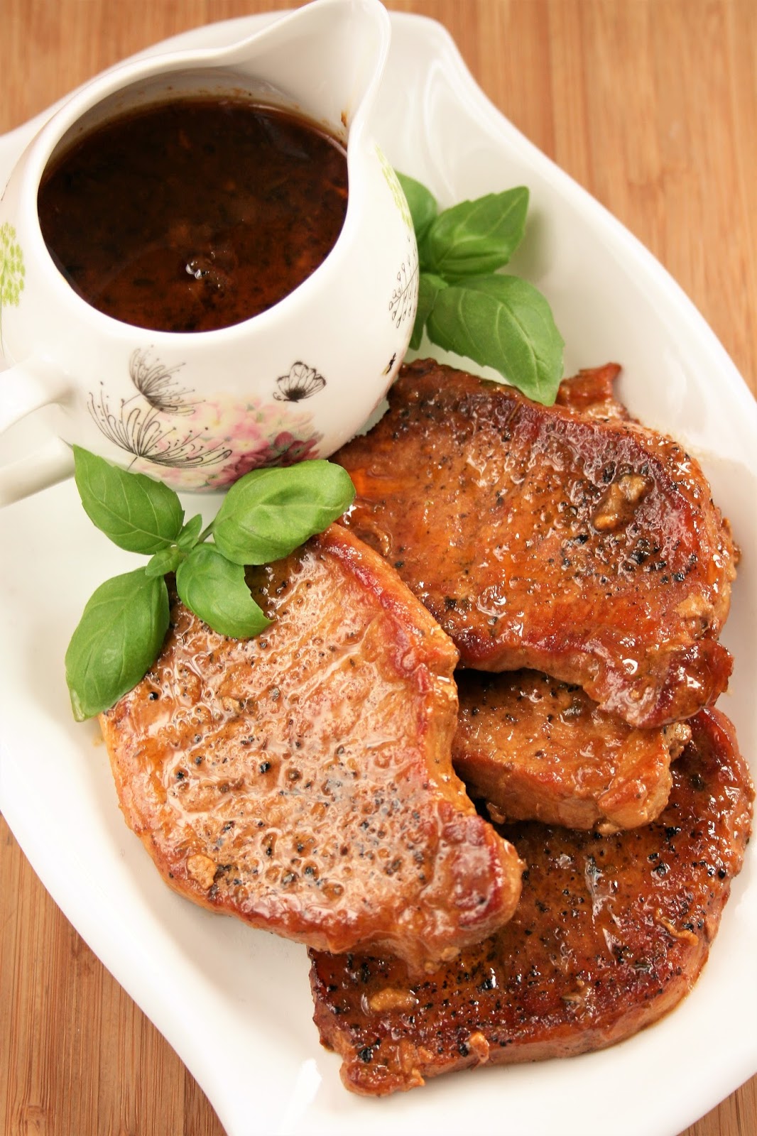 Свиные отбивные с клюквенным соусом