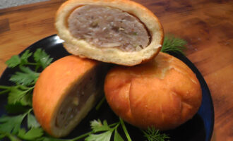 Закрытые беляши с начинкой из лука и мясного фарша.