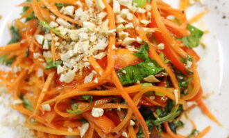 Морковный салат с кинзой и ароматной заправкой