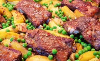 Свинина с картофелем и зеленым горошком в духовке