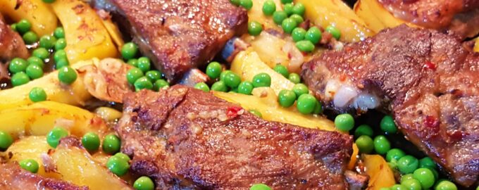 Свинина с картофелем и зеленым горошком в духовке