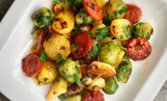 Картофель с колбасой и брюссельской капустой