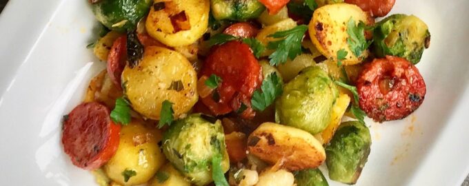 Картофель с колбасой и брюссельской капустой
