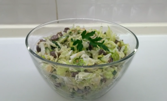 Салат с куриными сердечками и пекинской капустой