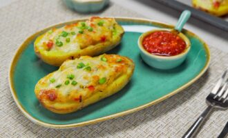 Запеченный картофель, фаршированный куриной грудкой