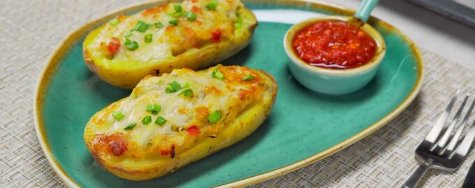 Запеченный картофель, фаршированный куриной грудкой