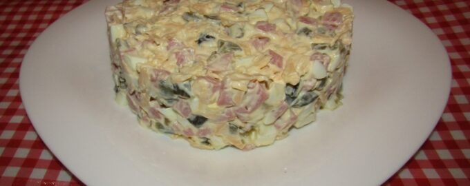 Салат с ветчиной и сыром «Домашний»