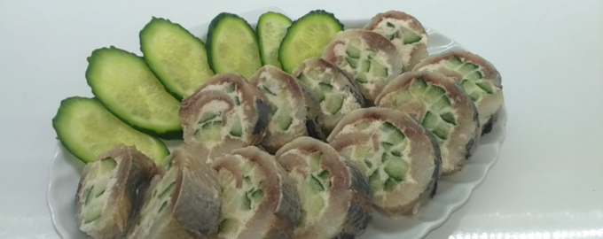 Рулет из селедки с плавленым сыром