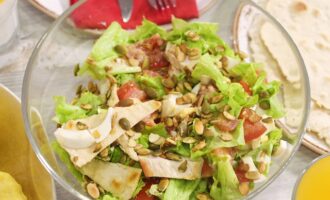 Салат с овощами, куриной грудкой и тыквенными семечками