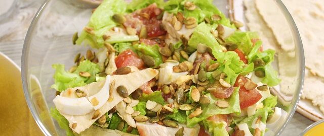 Салат с овощами, куриной грудкой и тыквенными семечками