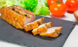 Грудинка свиная в духовке, запеченная с ароматными травами
