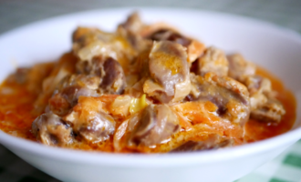 Вкусный ужин из куриных желудочков соусе.