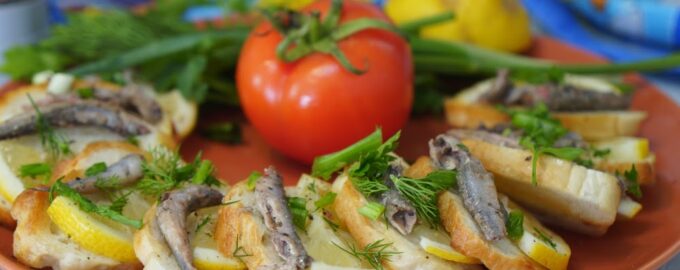 Закусочные бутерброды со шпротами