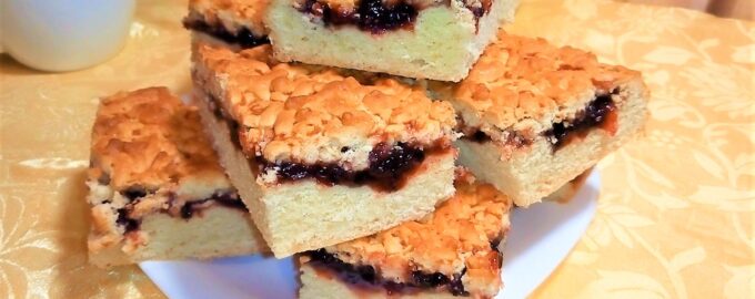 Кудрявый пирог из песочного теста с вареньем