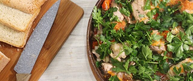 Мясные рулетики с овощами на сковороде