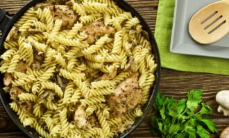 Макароны с курицей и грибами в сливочном соусе