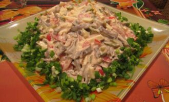 Салат с сердцем, копченым сыром и овощами