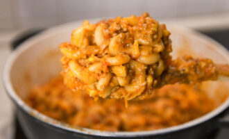 Макароны с фаршем и кукурузой