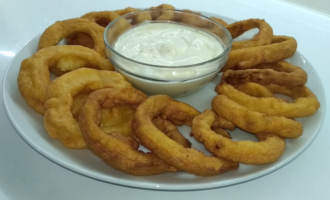 Хрустящая закуска — луковые кольца в кляре