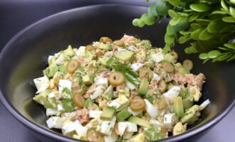 Салат с авокадо, семгой и яйцом