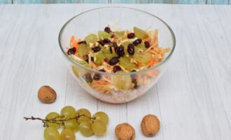 Салат с виноградом и грецкими орехами