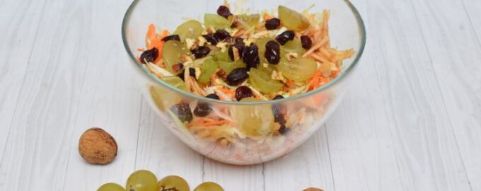 Салат с виноградом и грецкими орехами