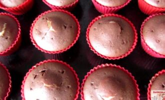 Шоколадные кексы с творожной начинкой