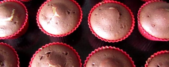 Шоколадные кексы с творожной начинкой