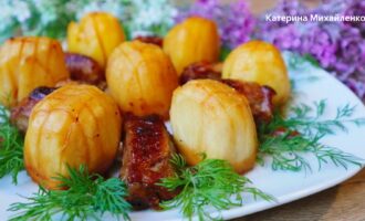 Картофель с ребрышками в духовке с соусом