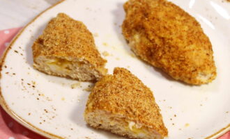 Куриные котлетки с начинкой из сыра и яйца. Зразы с сыром и яйцом