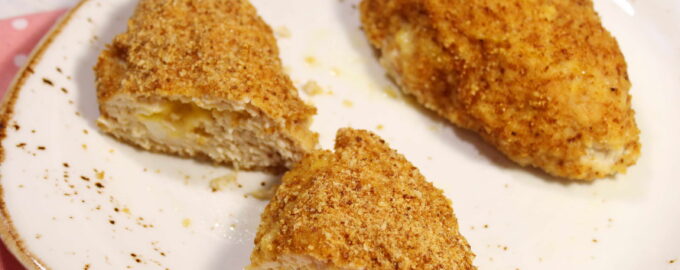Куриные котлетки с начинкой из сыра и яйца. Зразы с сыром и яйцом
