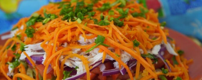 Восточный овощной салат с куриной грудкой