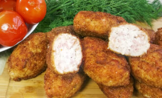 Котлеты из куриного фарша с сардельками