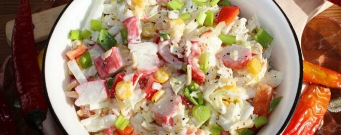 Салат из пекинской капусты с крабовыми палочками
