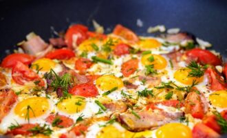 Яичница-глазунья с беконом и черри